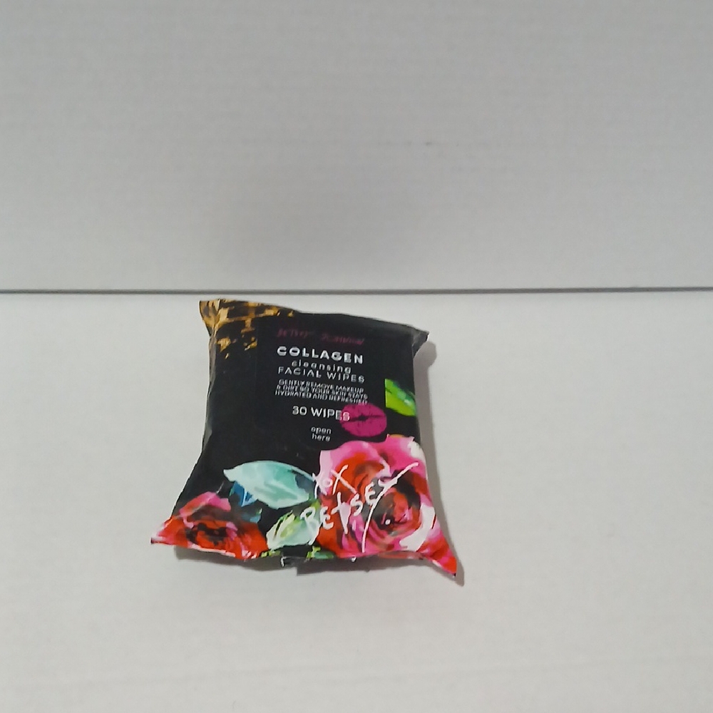 Betsey Johnson Collagen Facial Wipes with Floral Design NWT NIP